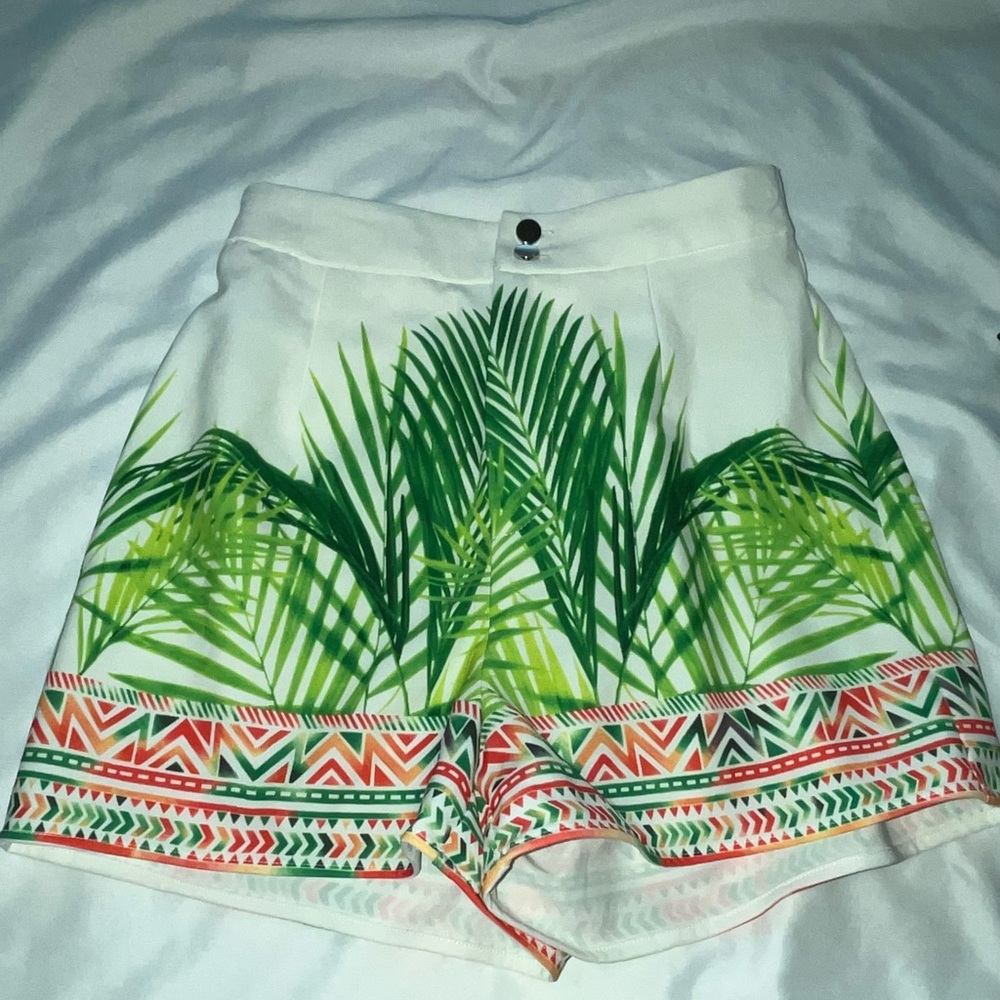 Fashion Nova Green and White Palm Print Set Shorts - Picture 4 of 5